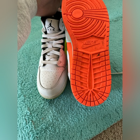 Jordan 1 Mids Composition Notebook Size 6.5Y - Picture 4 of 5